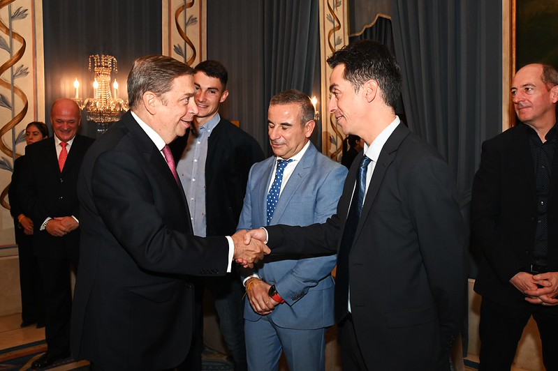 El ministro de Agricultura, Pesca y Alimentación, Luis Planas, con Bartolomé Marí Mayans (MINISTERIO DE AGRICULTURA, PESCA Y ALIMENTACIÓN)
